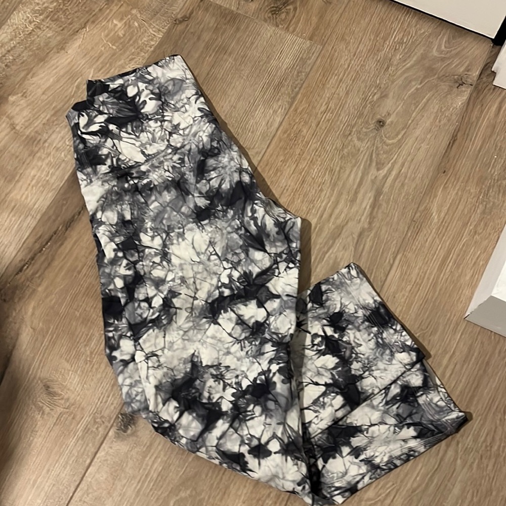 Cropped Lululemon batik print leggings